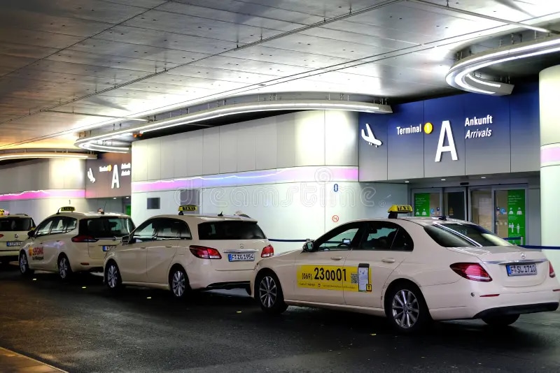 Du khách có thể gọi taxi hoặc thuê xe tự lái từ sân bay một cách tiện lợi
